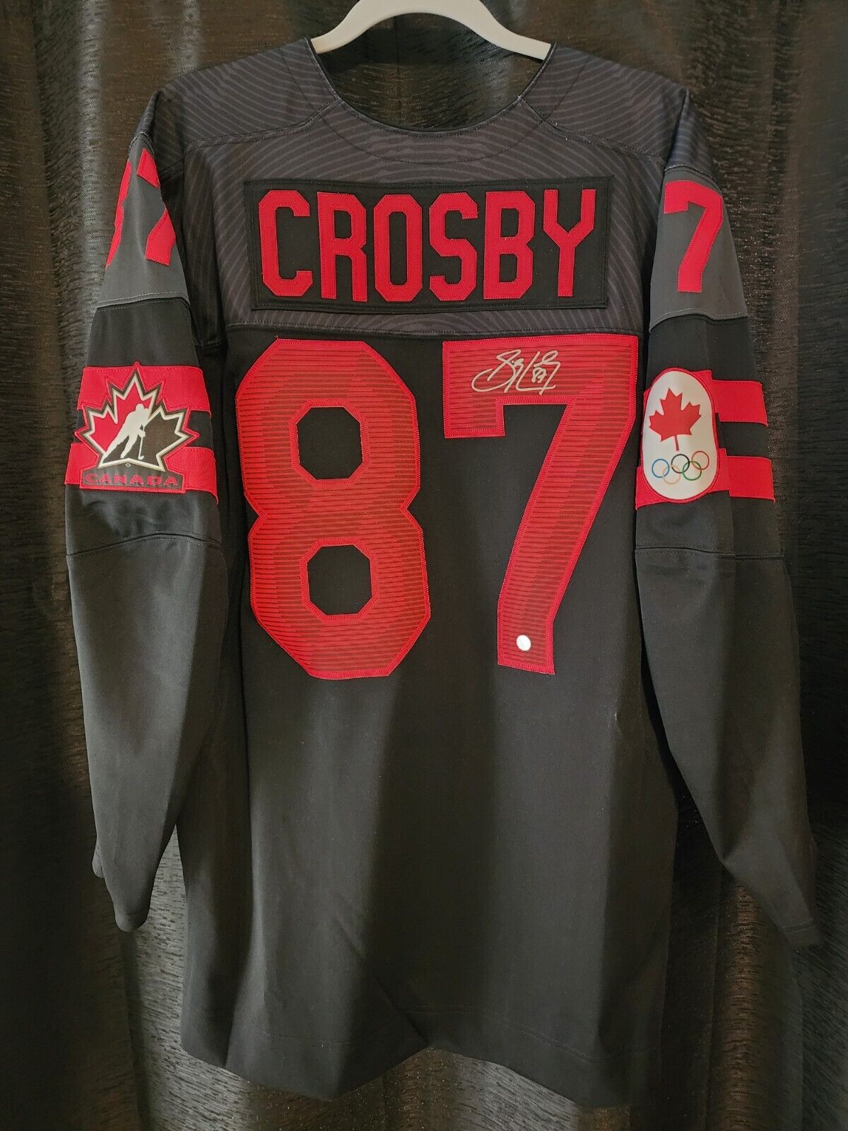 2-11-26 . Frameworth Sidney Crosby 2022 Team Canada Jersey Autograph Signed